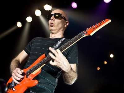 Joe Satriani � Fiero delle proprie radici italiane, ha lui stesso raccontato che i suoi nonni paterni erano di Bobbio, mentre i nonni materni (James e Mary Volpe) provenivano da Bari(foto di Alterna2)